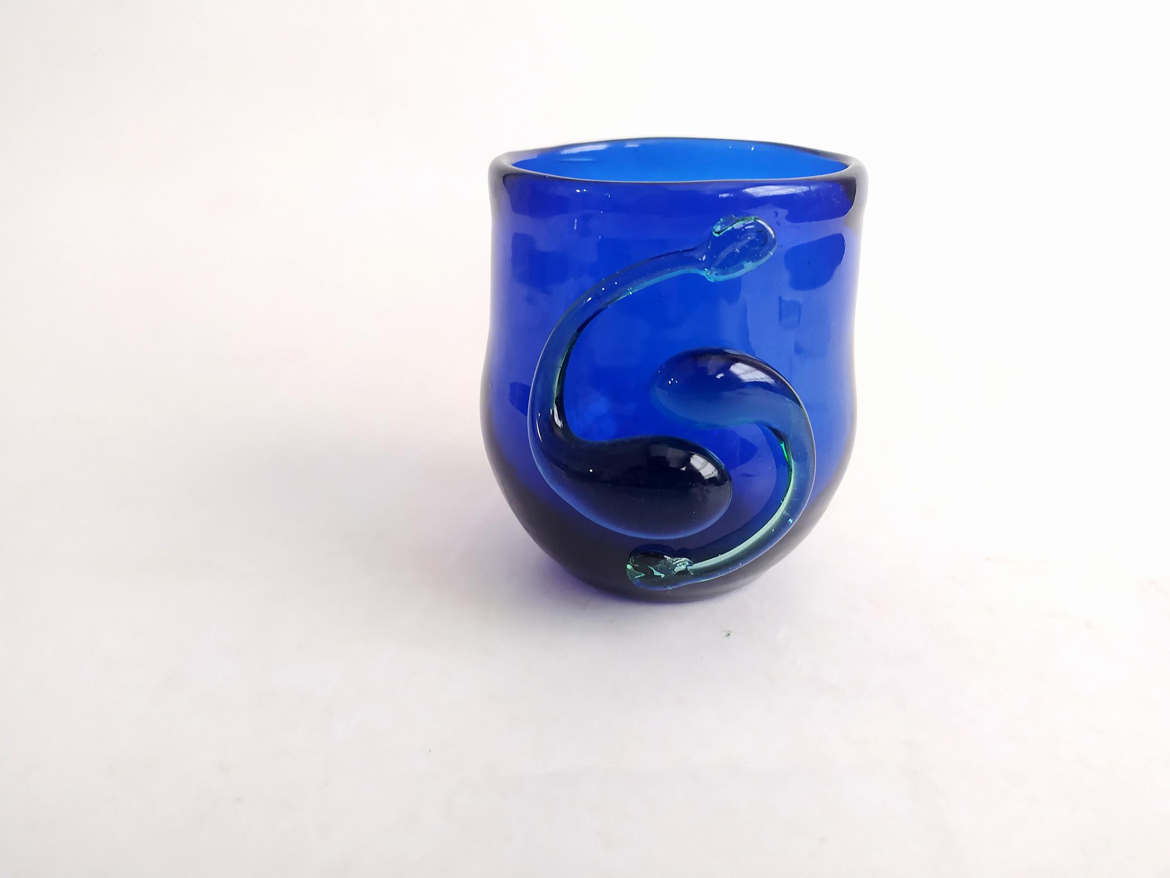 لیوان قدیمی دست ساز شیشه ای کبالتی 