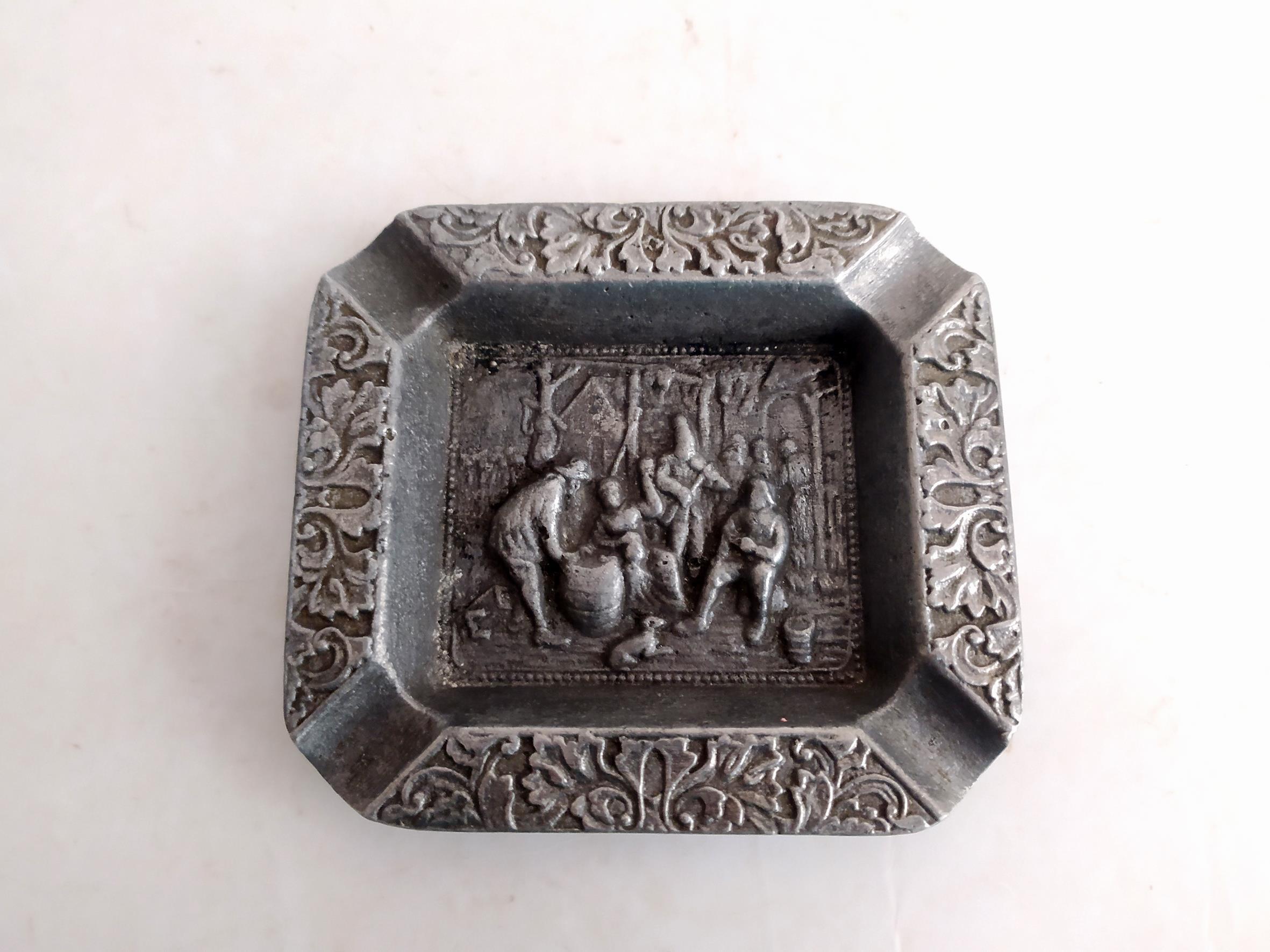 زیرسیگاری قدیمی و ریخته گری نقش برجسته