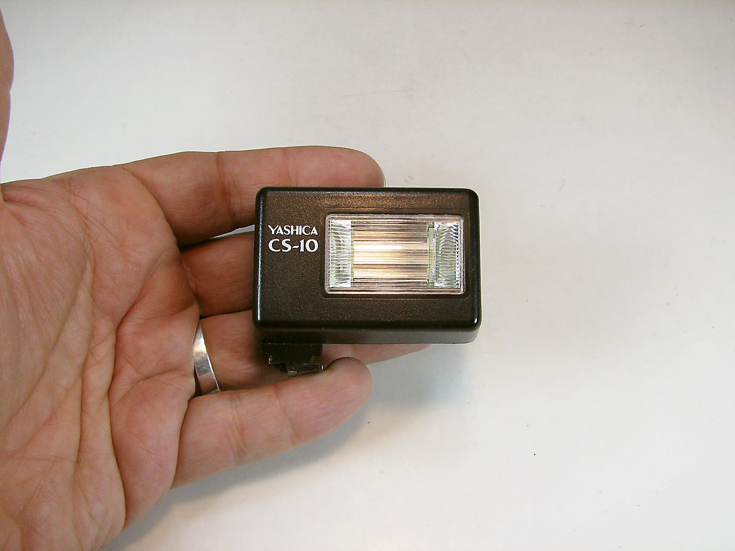 فلاش قدیمی دوربین کوچک Yashica CS-10