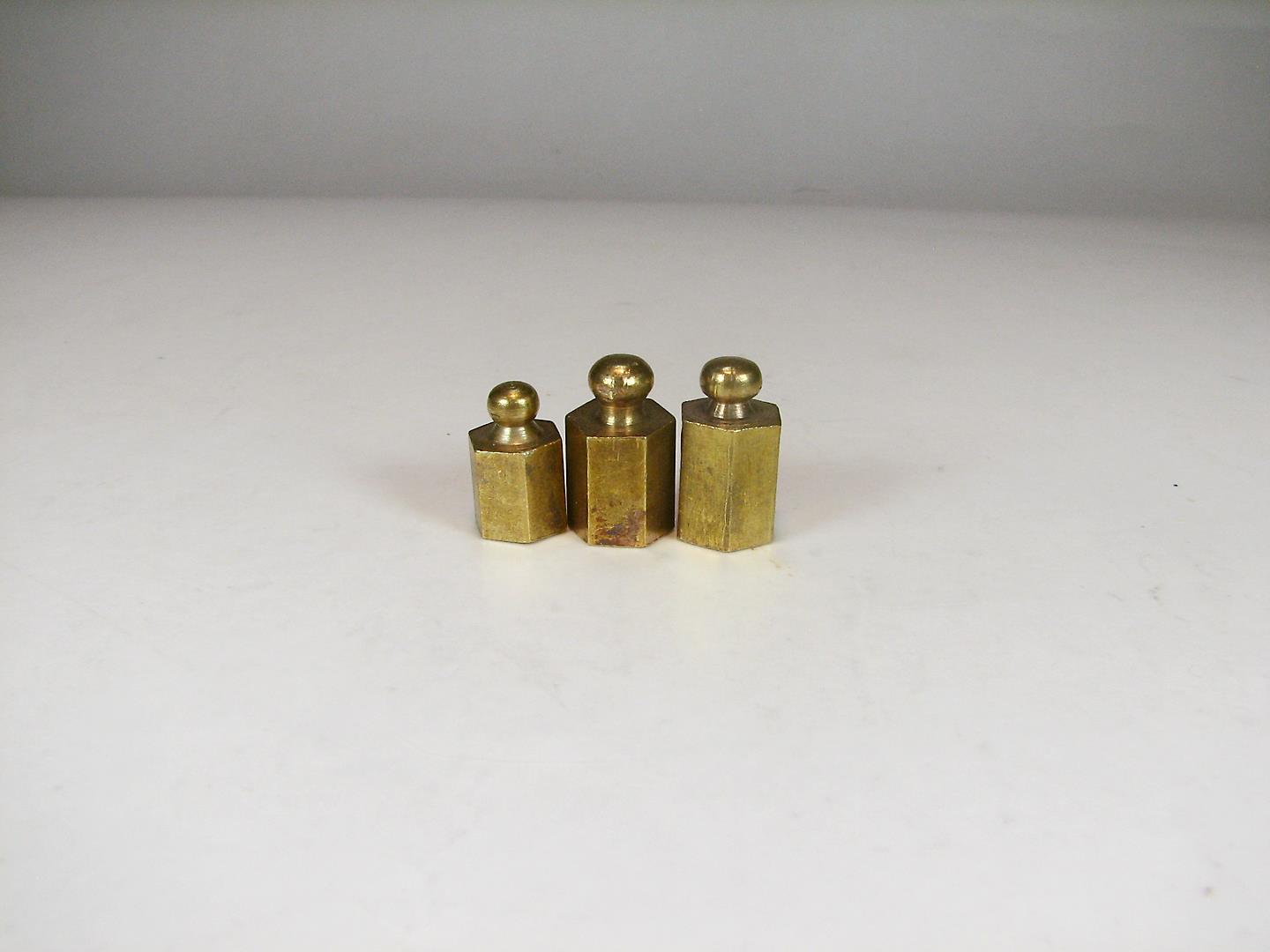  3 عدد وزنه برنجی قدیمی 3 و 2 مثقالی 