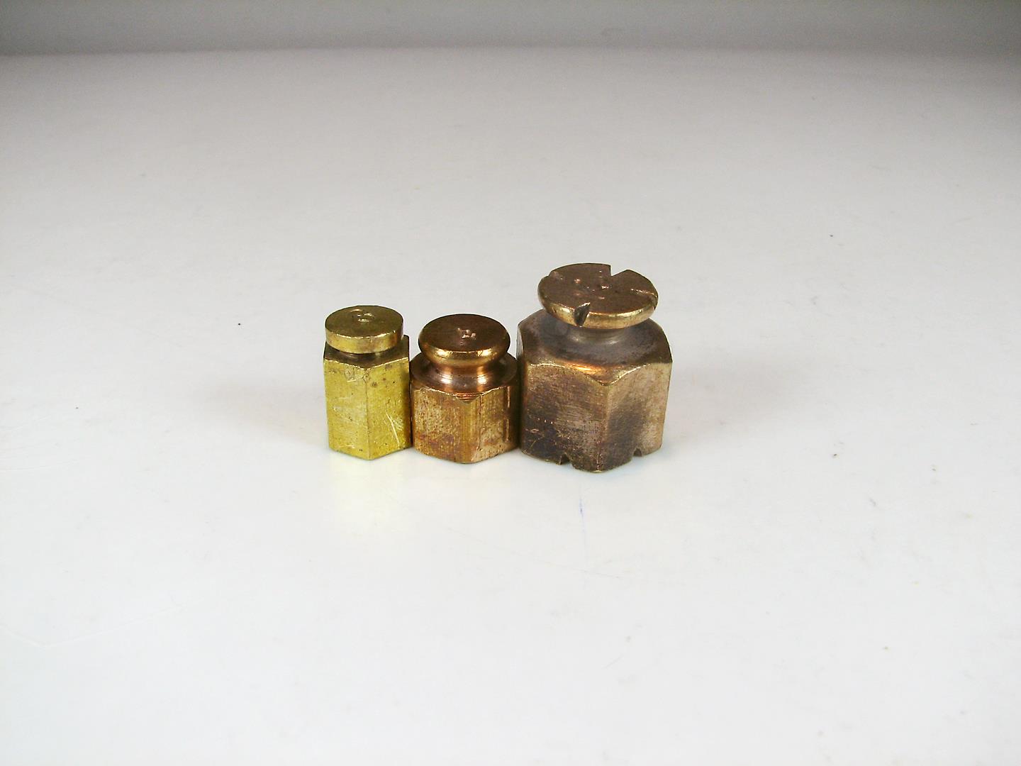  3 عدد وزنه قدیمی برنجی 10 و 4 و 3 مثقالی