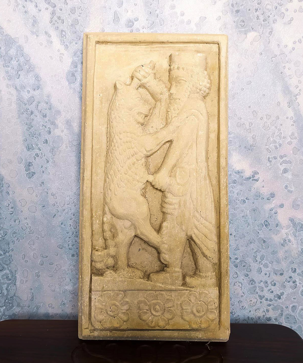 کتیبه برجسته حجاری دست تقابل شهریار و شیر