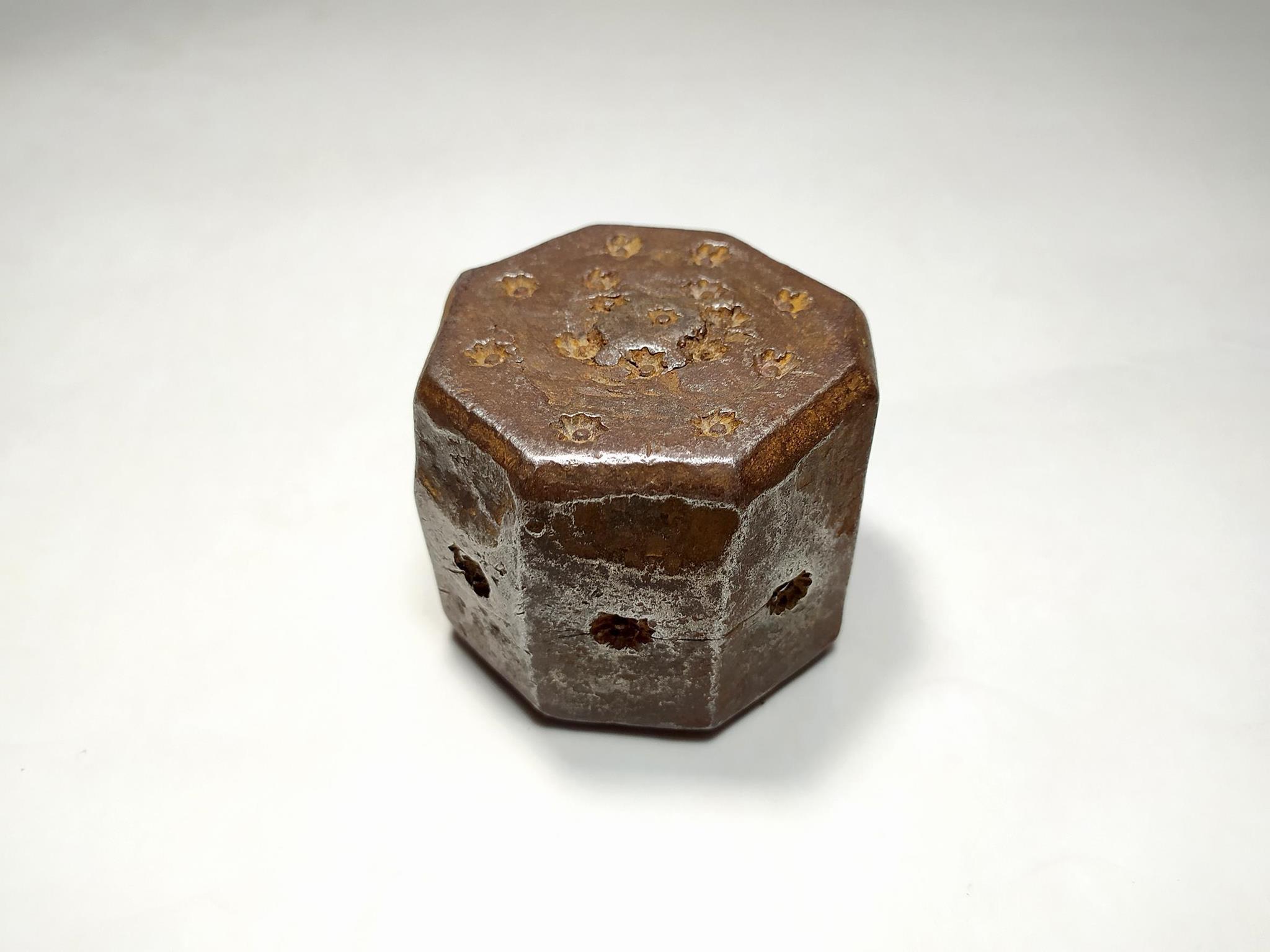 وزنه فولادی دست ساز و نقش دار قاجاری