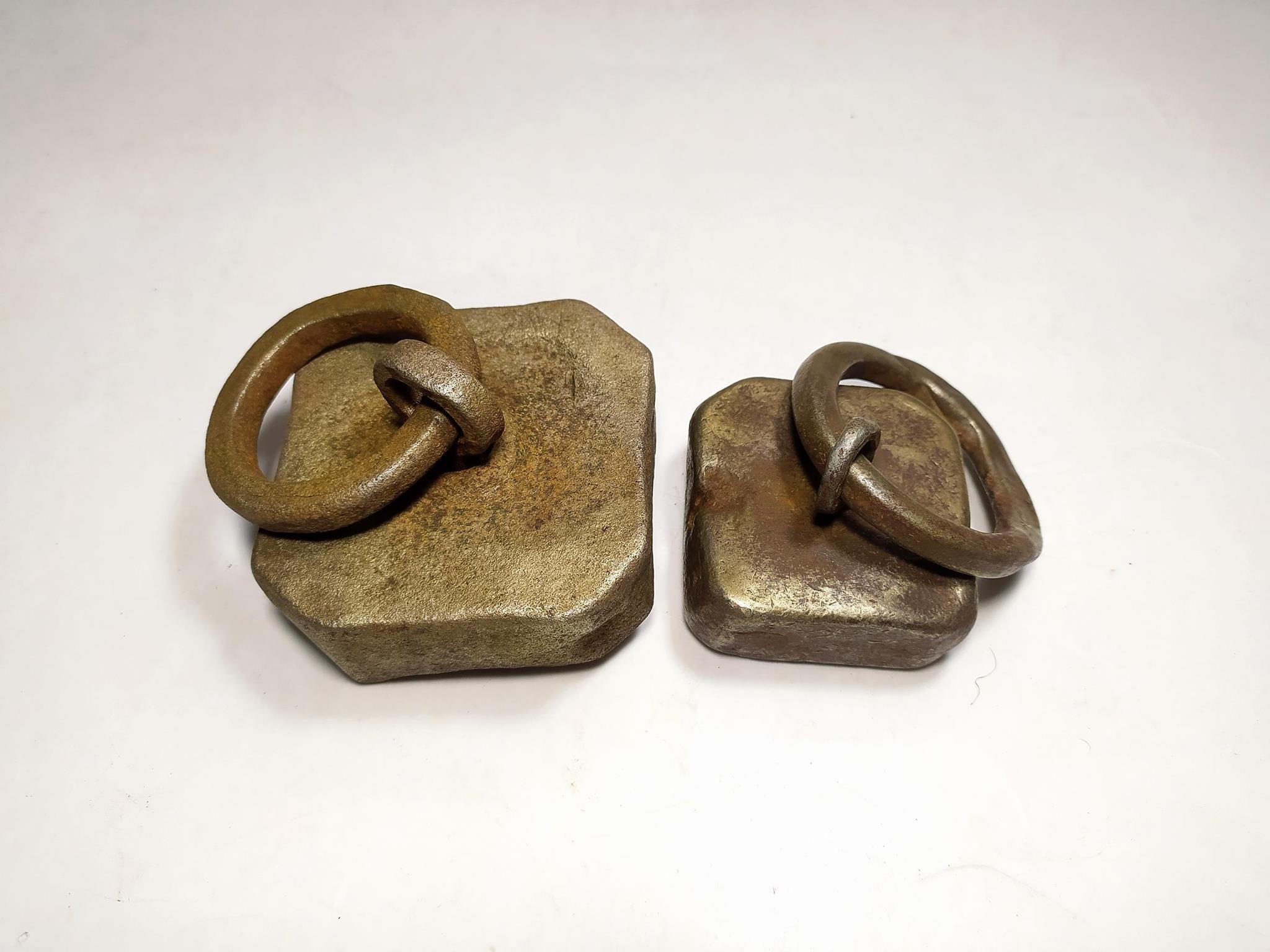  2عدد وزنه فولادی قاجاری دست ساز و حلقه دار 