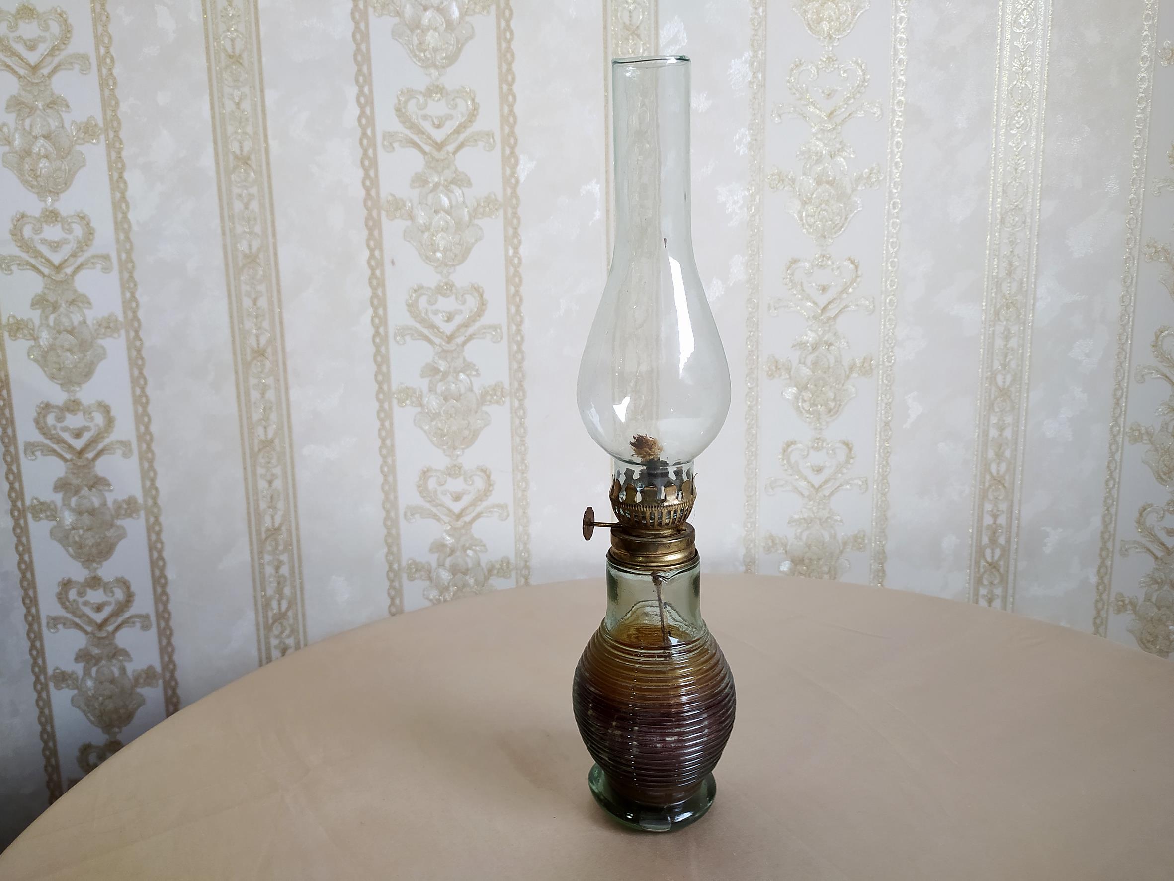 چراغ نفتی قدیمی شیشه ای ساخت هنگ کنگ 