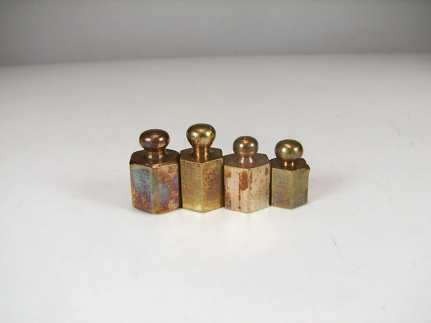 4 عدد وزنه برنجی قدیمی 2 و 3 و 4 مثقالی