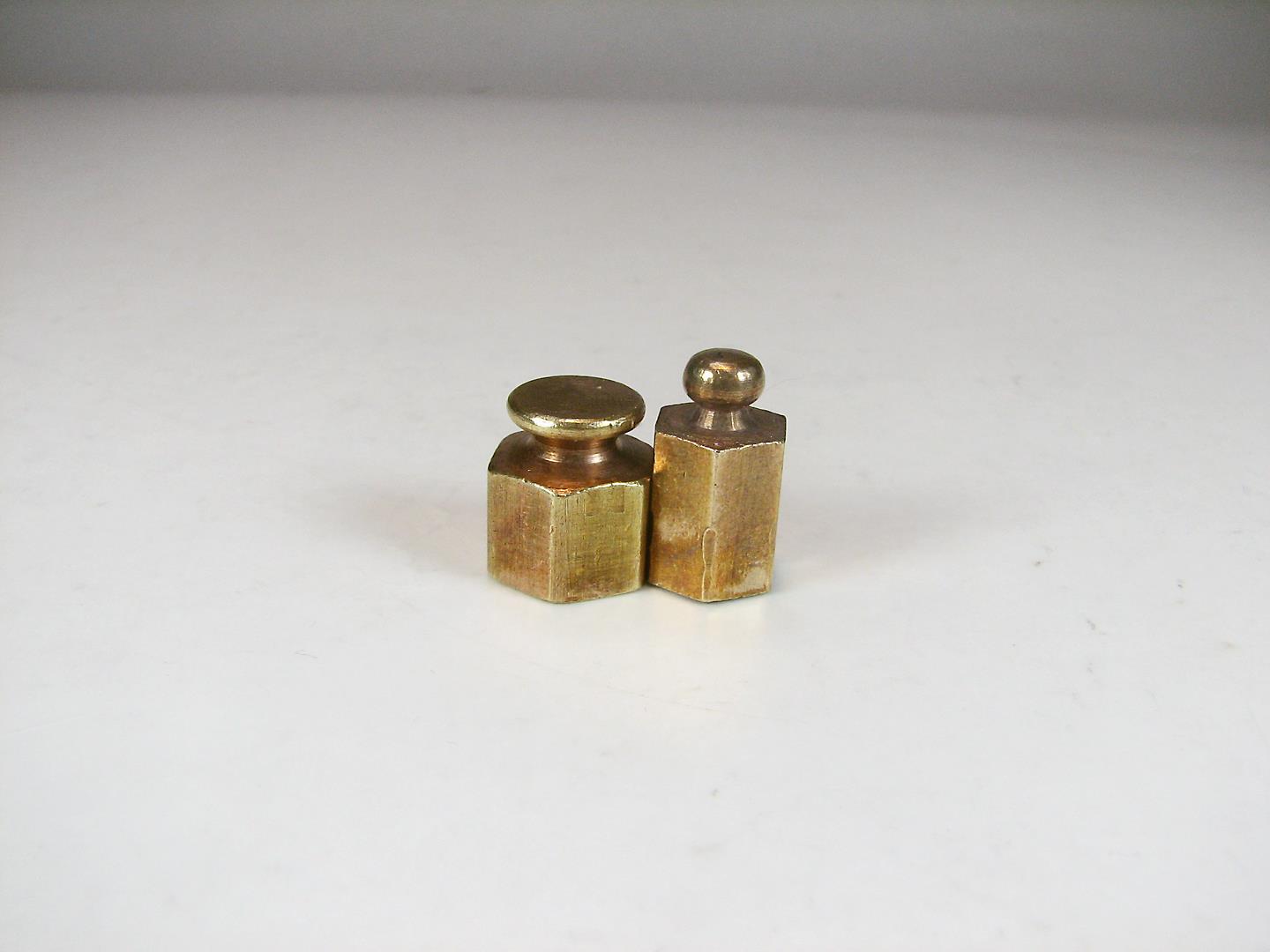 2 عدد وزنه برنجی قدیمی 3 و 4 مثقالی 