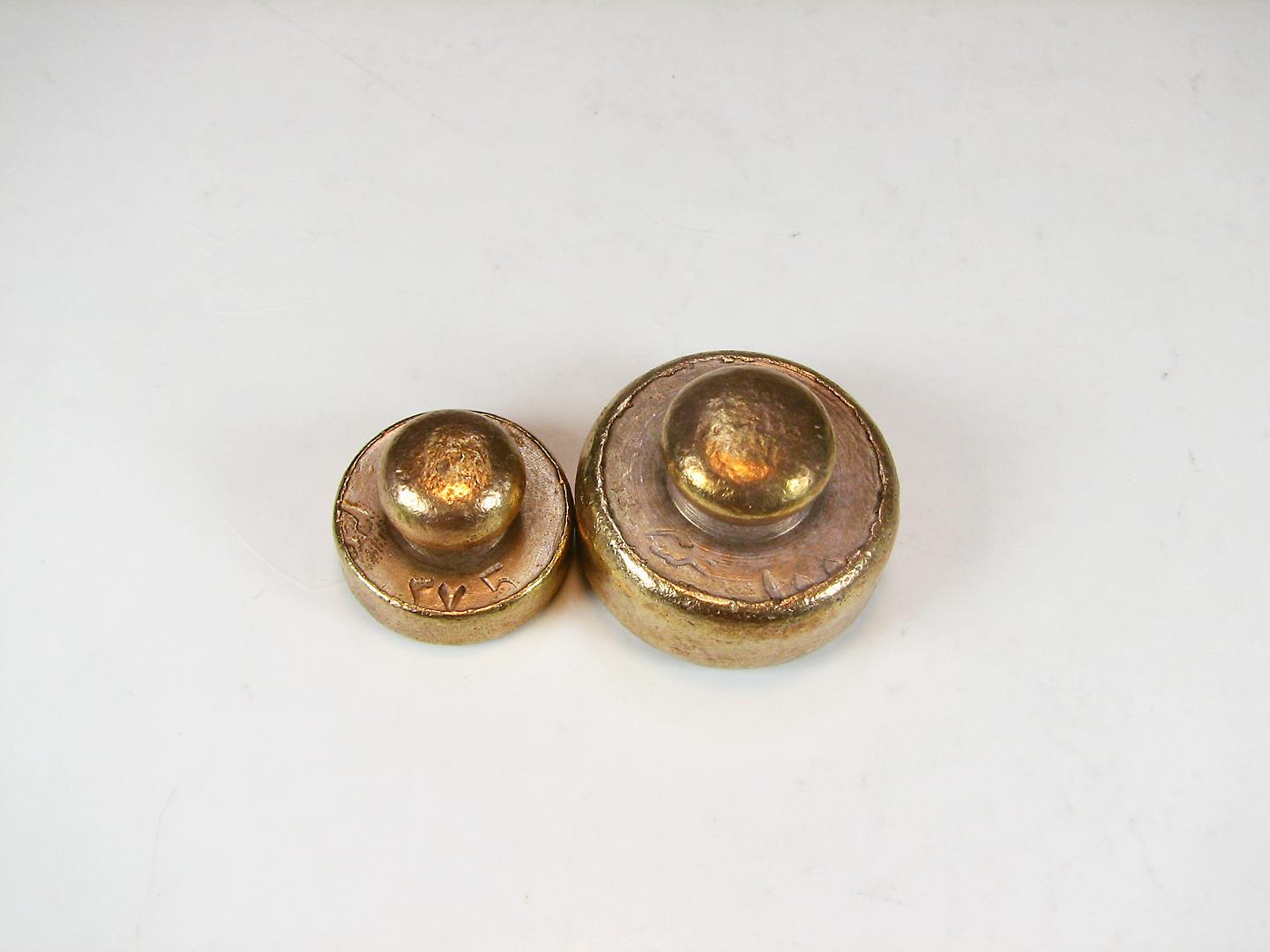  2 عدد وزنه قدیمی برنجی 100 گرم و نیم سیر