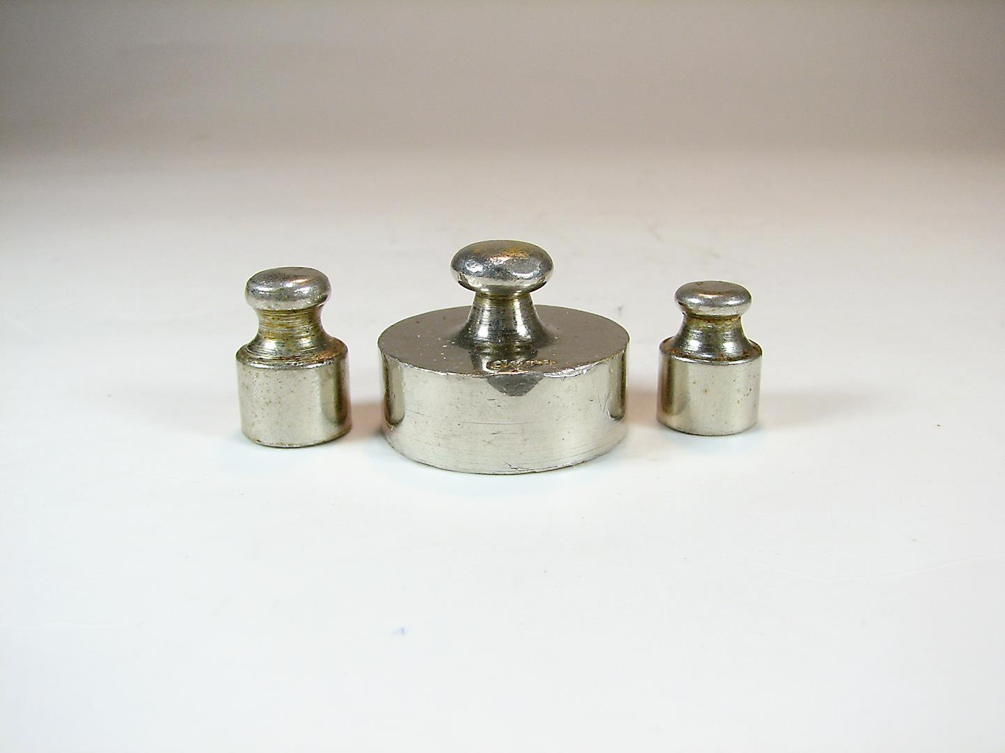  3 وزنه برنجی قدیمی 100 و 21.5 و 16.5 گرمی