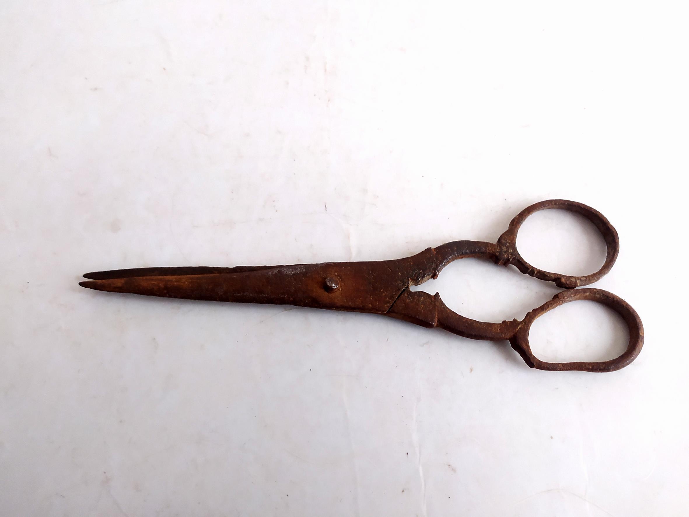  قیچی فولادی بسیار قدیمی دستساز قاجاری