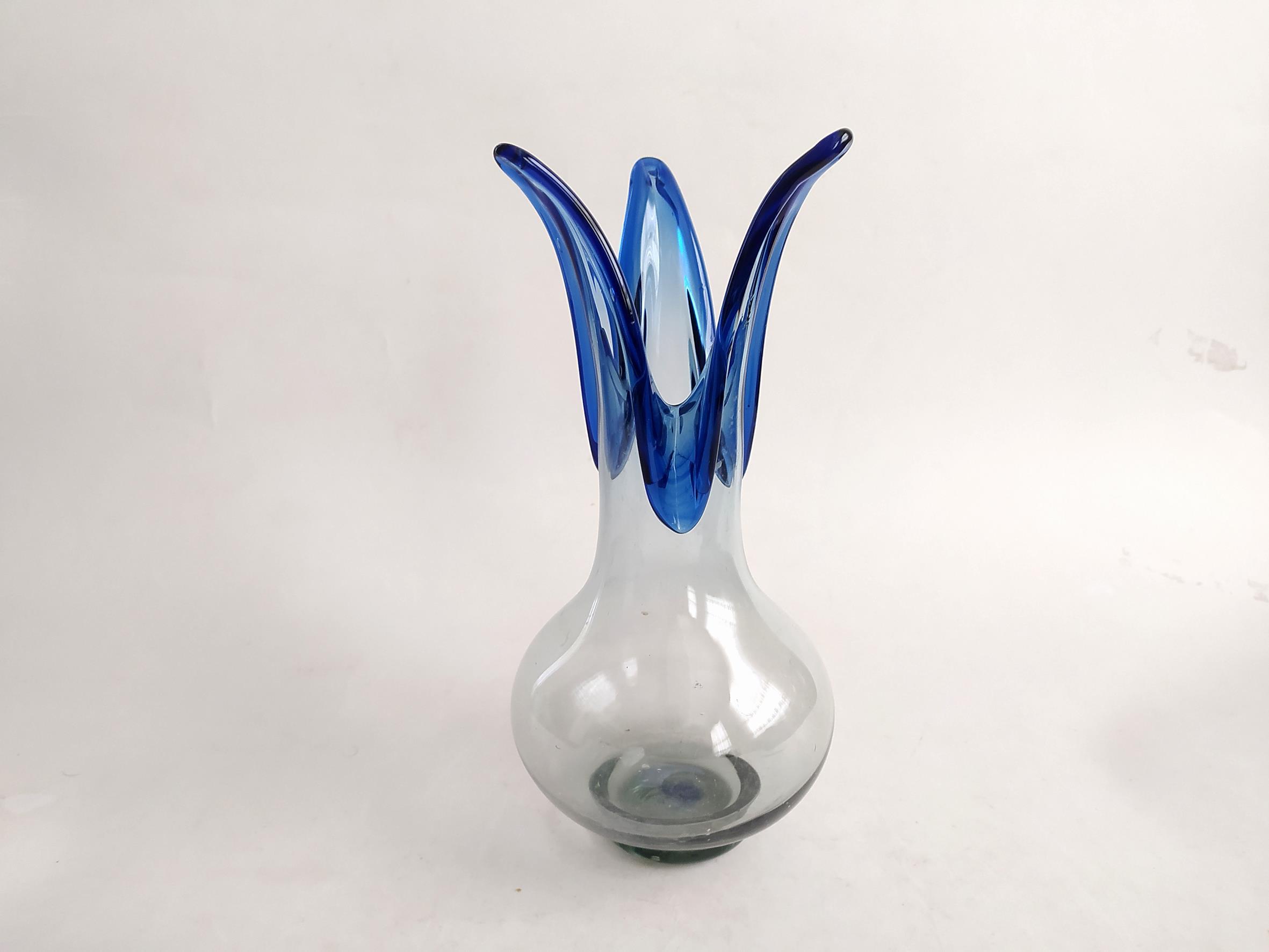  گلدان شیشه ای دستساز آبی قدیمی