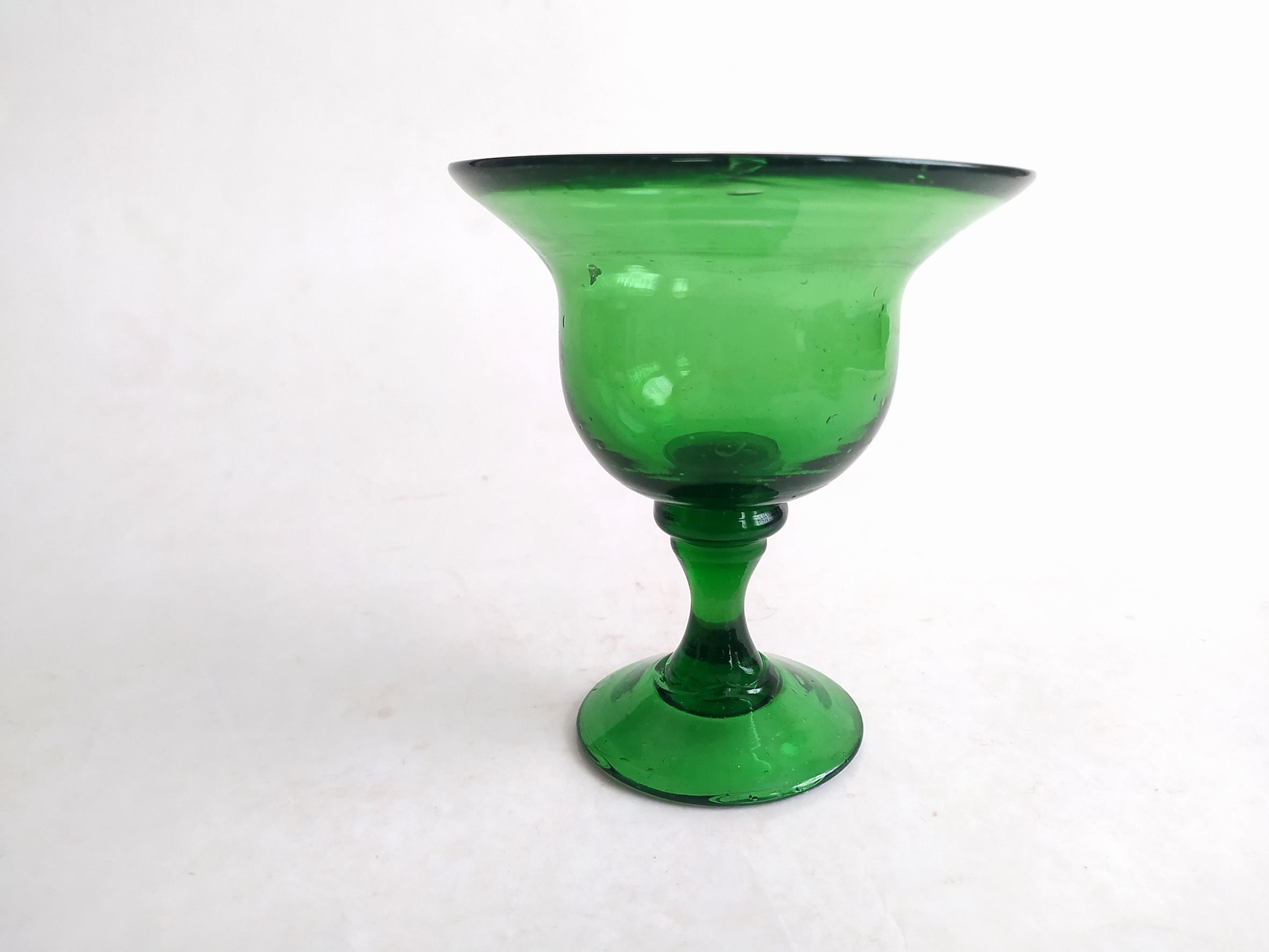  یک عدد جام قدیمی دست ساز سبز 