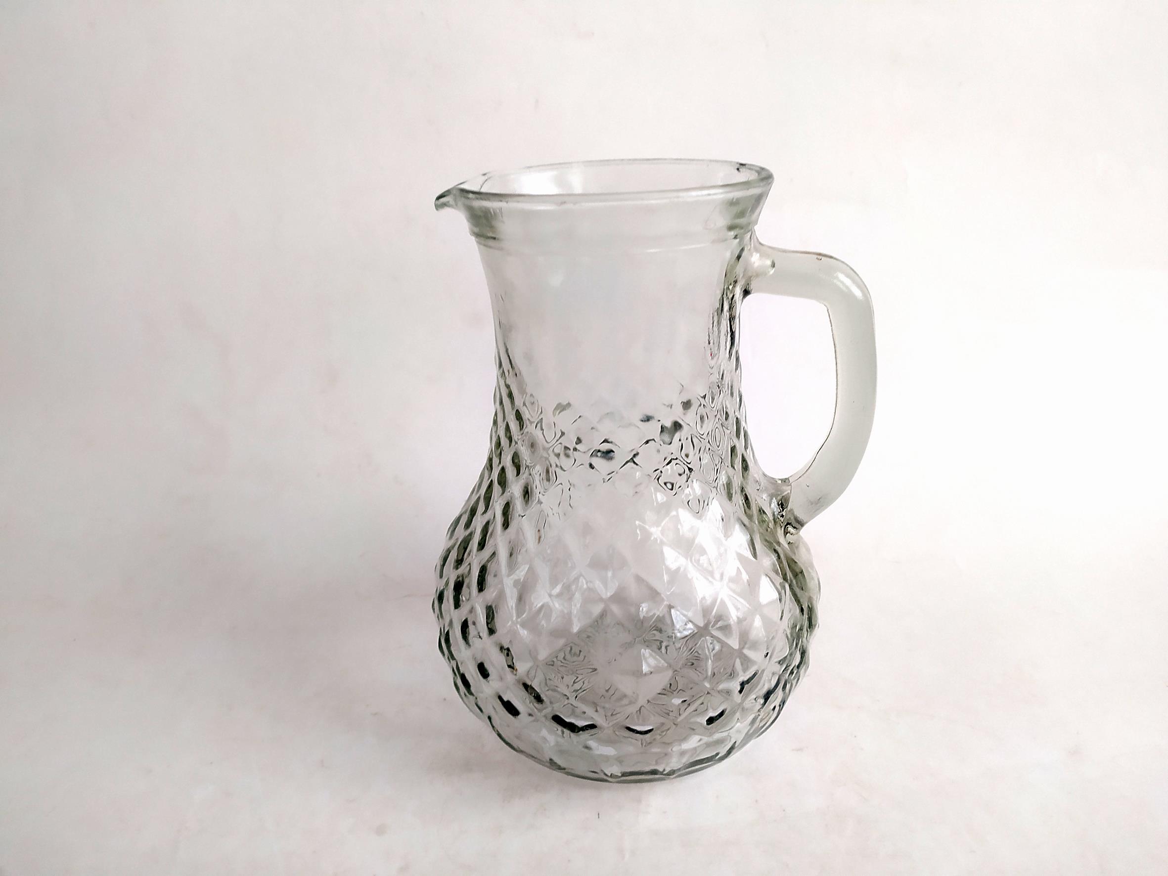 پارچ شیشه ای قدیمی زیبا طرح خشتی