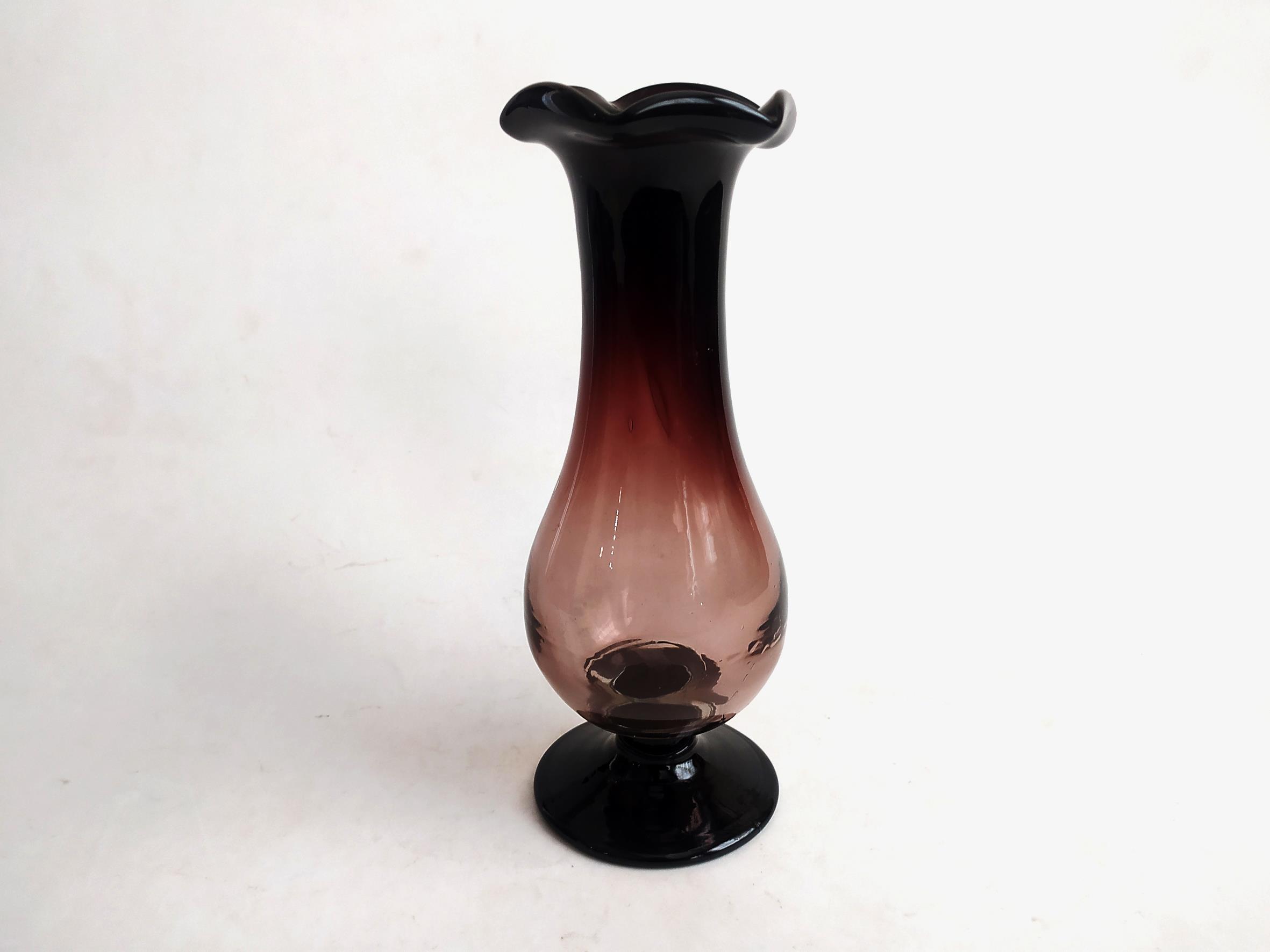 گلدان پایه دار لاله ای قدیمی دستساز زرشکی