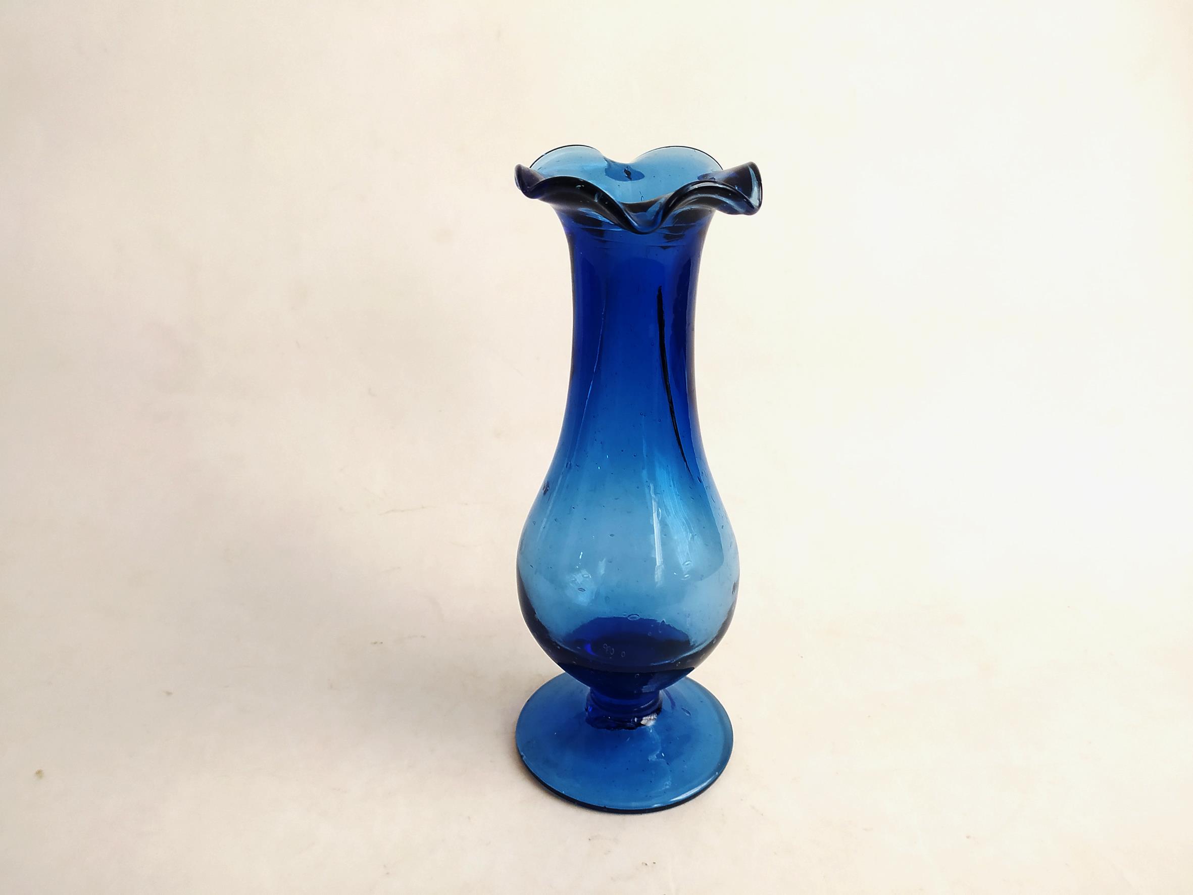 گلدان پایه دار لاله ای قدیمی دستساز لاجوردی