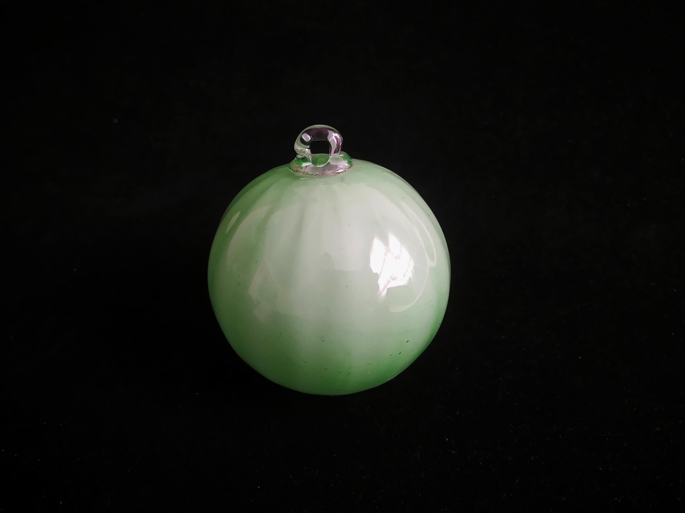 گوی شیشه ای درخت کریسمس سبز و سفید 