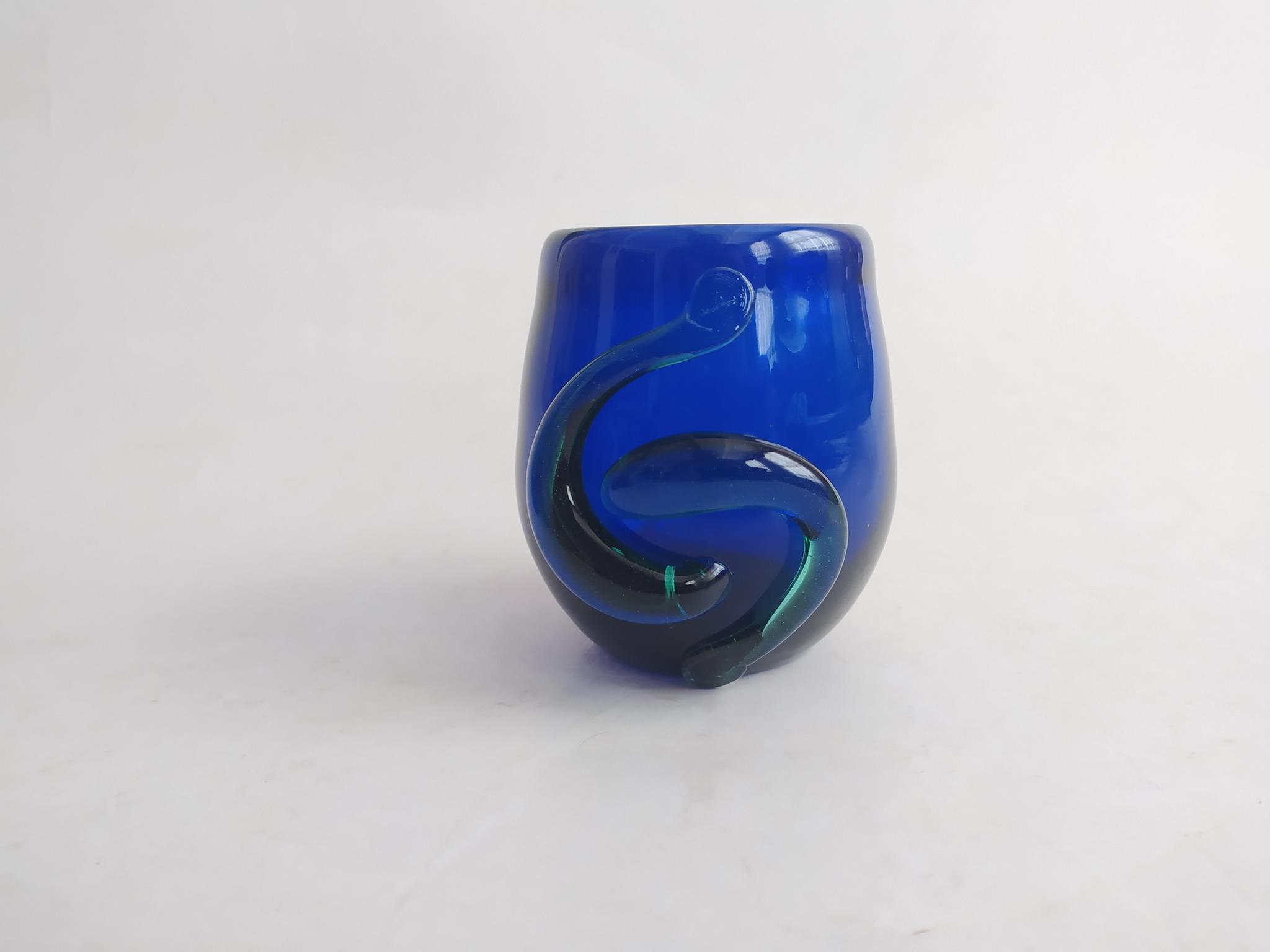 لیوان دستساز شیشه ای قدیمی رنگ کبالتی