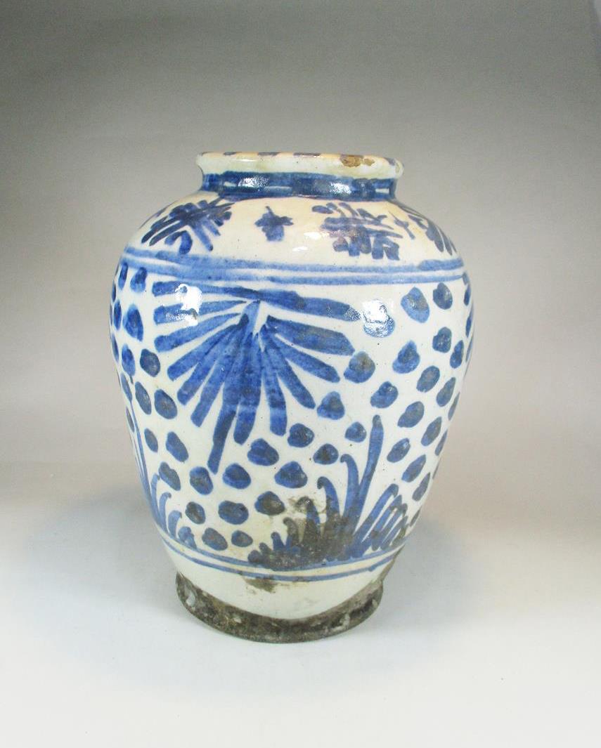 مرتبونی یا روغن دان بسیار کهنه قاجاری لعابی