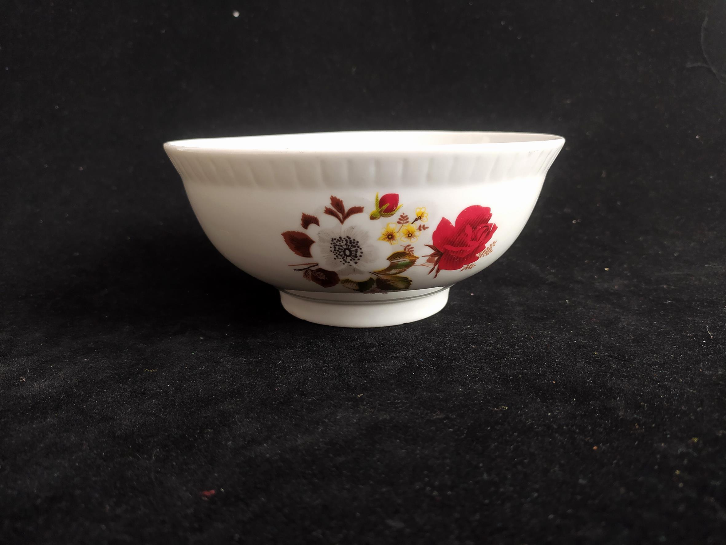 کاسه قدیمی و طرح گل سفید و قرمز