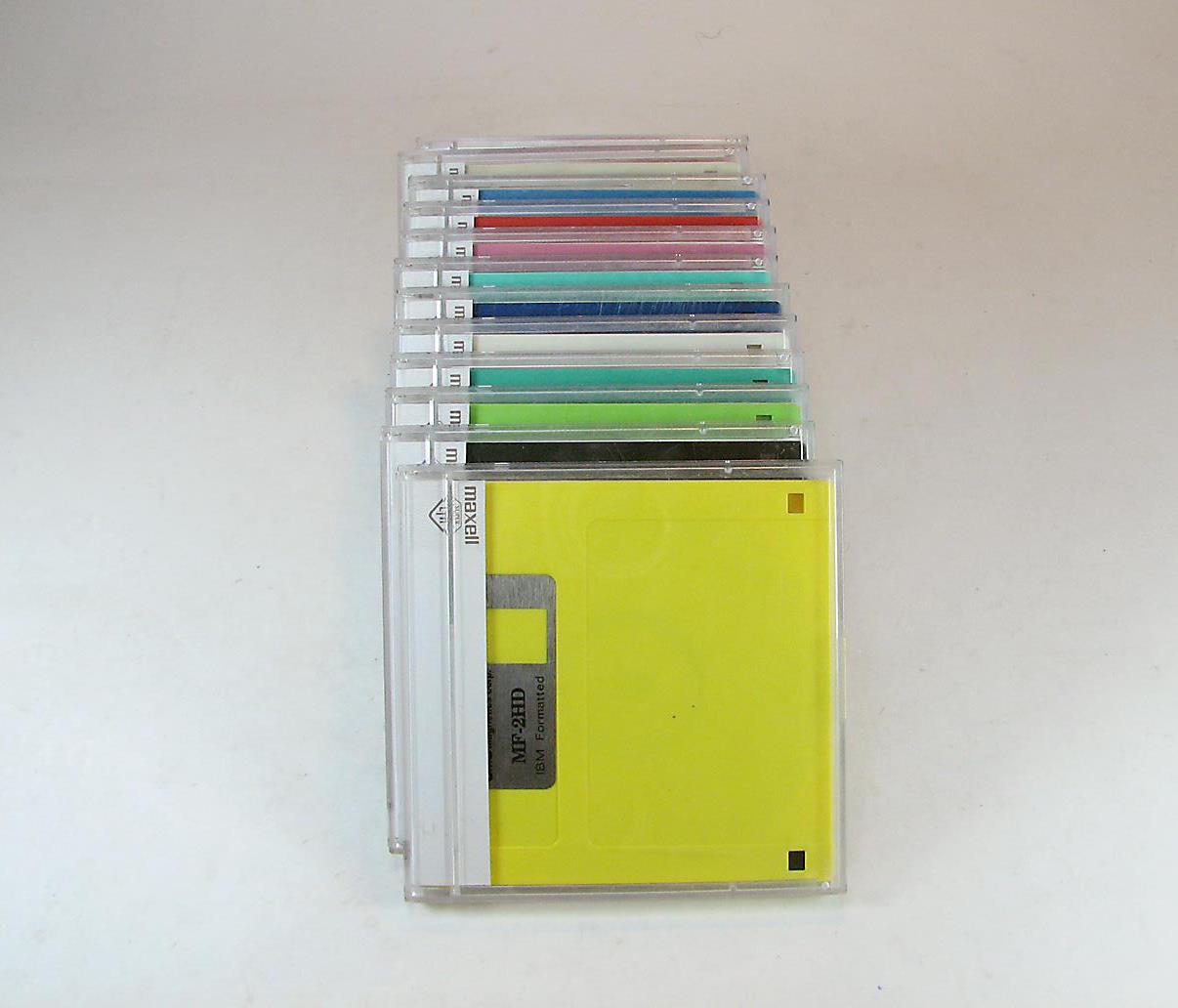 12 عدد فلاپی رنگی قدیمی همراه با قاب