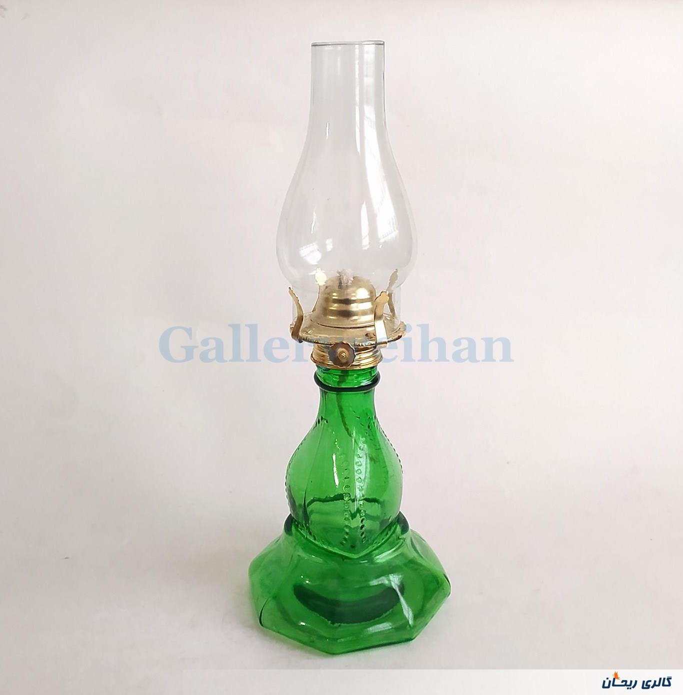 چراغ نفتی قدیمی پایه بلند رنگ شده سبز 
