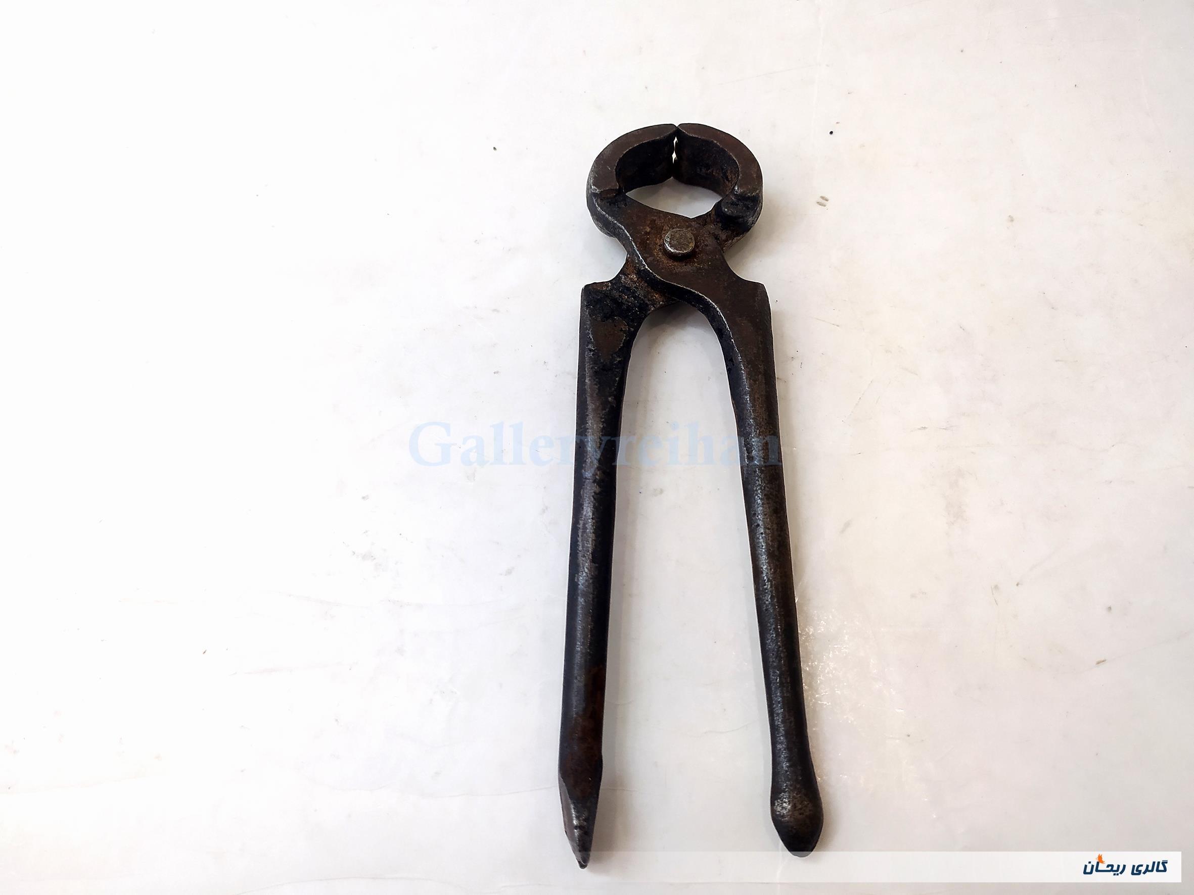 گاز انبر قدیمی دست ساز همراه با میخکش 