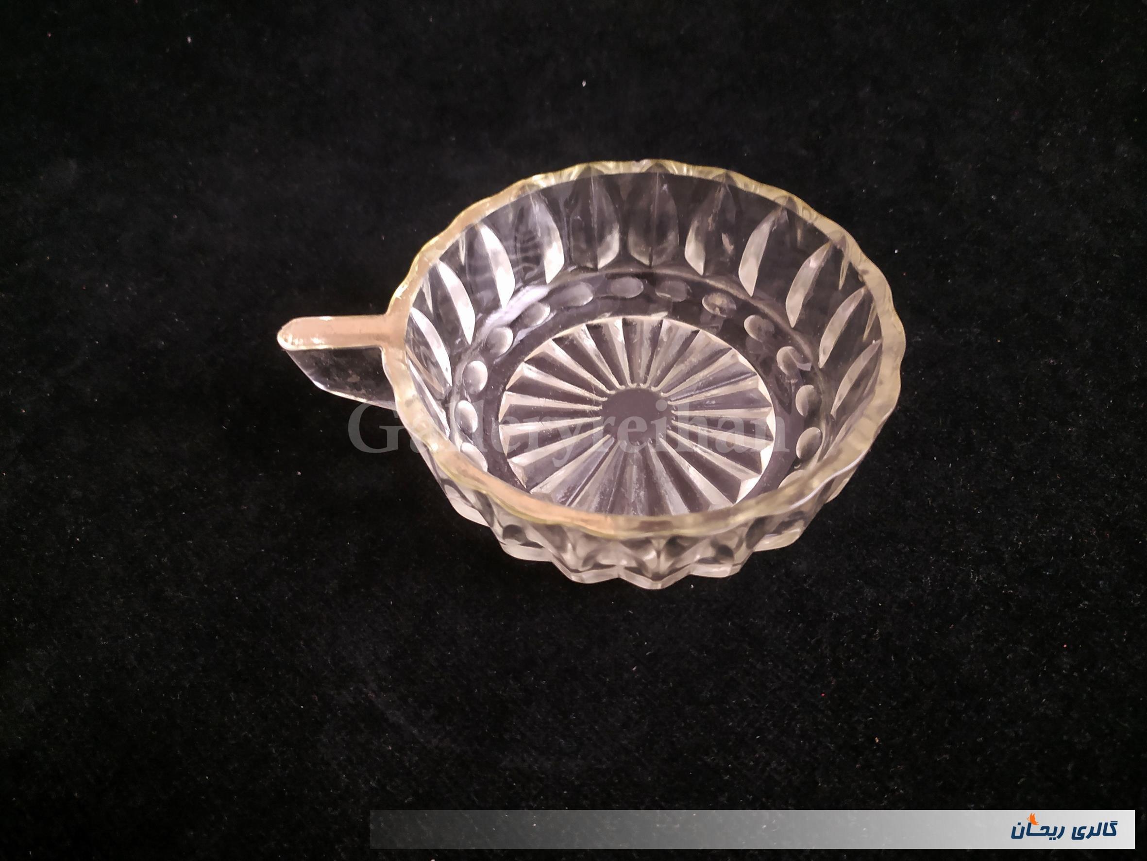 فنجان قدیمی شیشه ای با طرح و شکل خاص