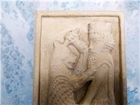 کتیبه برجسته حجاری دست تقابل شهریار و شیر