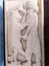 کتیبه برجسته حجاری دست تقابل شهریار و شیر