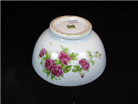 کاسه قدیمی و گل درشت گل سرخی زیبا 