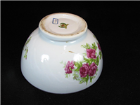 کاسه قدیمی و گل درشت گل سرخی زیبا 