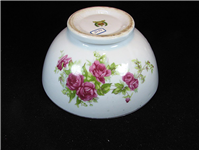 کاسه قدیمی و گل درشت گل سرخی زیبا 