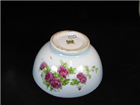 کاسه قدیمی و گل درشت گل سرخی زیبا 