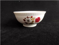 کاسه قدیمی و طرح گل سفید و قرمز