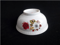 کاسه قدیمی و طرح گل سفید و قرمز