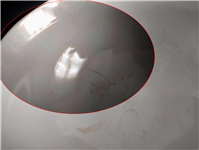 کاسه قدیمی و طرح گل سفید و قرمز