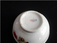 کاسه قدیمی و طرح گل سفید و قرمز