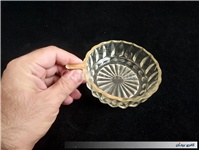 فنجان قدیمی شیشه ای با طرح و شکل خاص