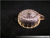 فنجان قدیمی شیشه ای با طرح و شکل خاص