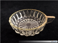 فنجان قدیمی شیشه ای با طرح و شکل خاص