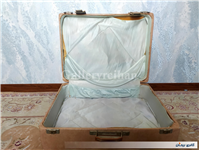 چمدان قدیمی با رنگ بسیار خاص و زیبا 