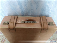 چمدان قدیمی با رنگ بسیار خاص و زیبا 