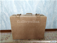 چمدان قدیمی با رنگ بسیار خاص و زیبا 
