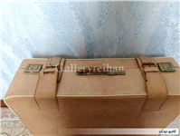 چمدان قدیمی با رنگ بسیار خاص و زیبا 