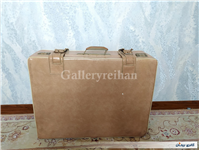 چمدان قدیمی با رنگ بسیار خاص و زیبا 