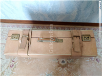 چمدان قدیمی با رنگ بسیار خاص و زیبا 