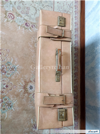 چمدان قدیمی با رنگ بسیار خاص و زیبا 